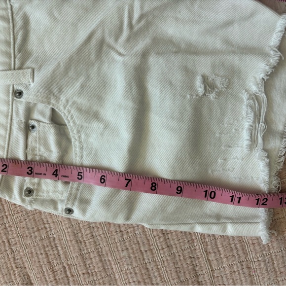 We the Free White Distressed Denim Shorts size 29 - Picture 5 of 9